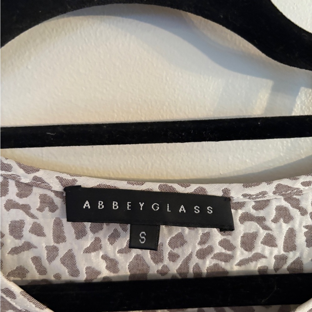 Chic Gray Patterned Women's Top - Picture 2 of 3
